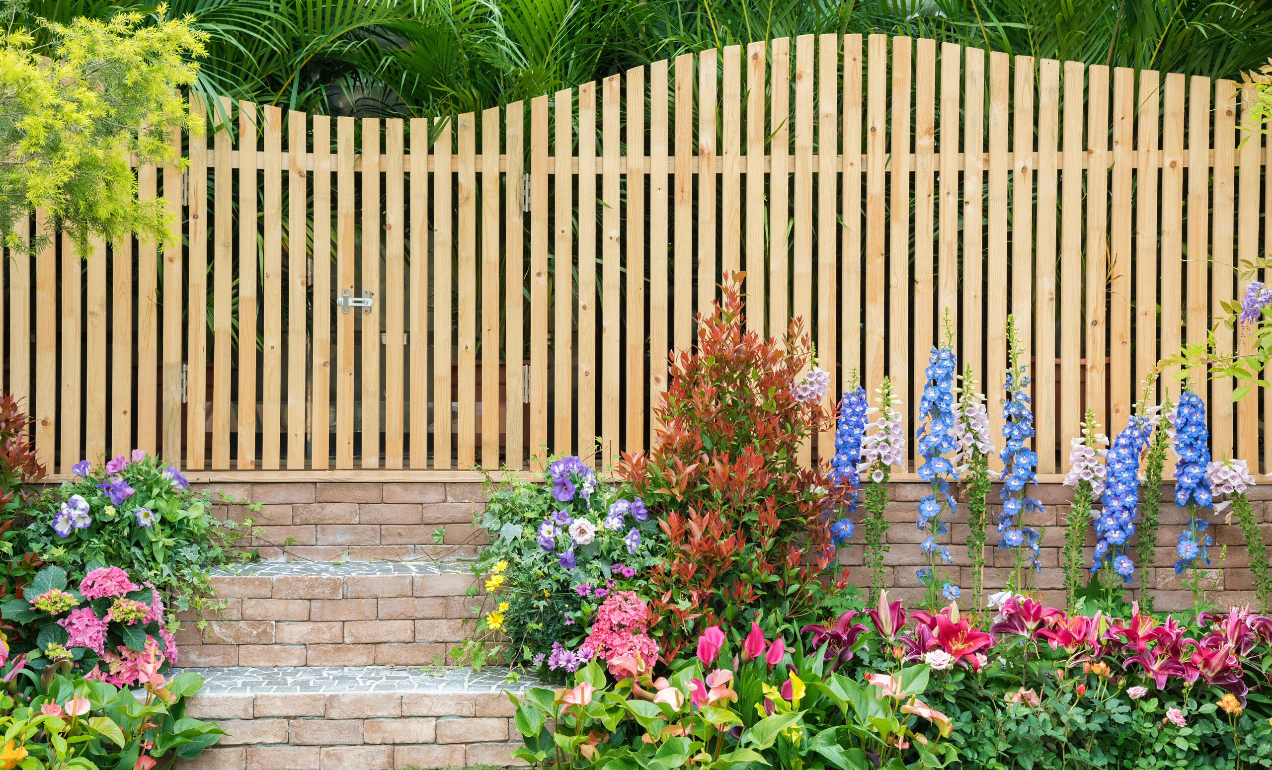 Wooden fence adorned with flowers and complemented by hardscape elements – a testament to the structured yet organic approach of online landscapers marketing. Wooden fence adorned with flowers and complemented by hardscape elements – a testament to the structured yet organic approach of online landscapers marketing.